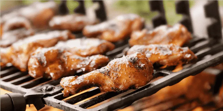 ¿Qué es lo primero que se te viene a la cabeza cuando piensas en junta con amigos? En invierno las actividades, en su mayoría, son dentro de la casa. Una excelente alternativa para compartir es preparar al horno unas alitas de pollo, que nos aportan proteínas y un buena cantidad de grasas insaturadas, además de tener un sabor exquisito.