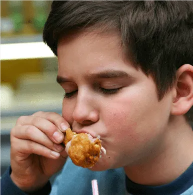¿Buscas un alimento saludable y natural para los niños? Una buena forma de cuidar su alimentación, es conociendo las porciones de los alimentos y la frecuencia de su consumo. En el caso del pollo, se recomienda un consumo de 2-3 veces a la semana, evitando el exceso de aceite en la forma de preparación y podemos agregarlo en distintos tiempos de comida. Recuerda siempre consumir pollo Super Pollo cocido. Fuente: Rafaela Quiroz. Nutricionista con mención en gestión y calidad. Universidad Andrés Bello.
