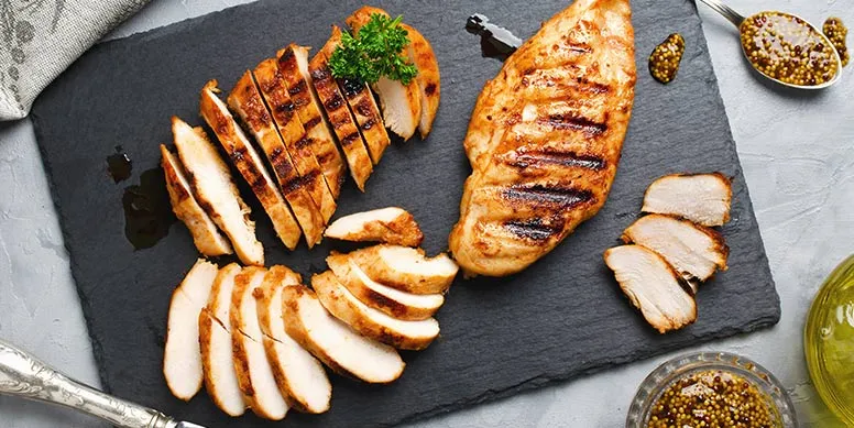 En estos días de frío, las ganas de ingerir productos altos en grasa y calóricos aumenta bastante. Una buena opción es consumir los productos Super Pollo para mantenernos saciados por más tiempo gracias a su alto aporte proteico, alto valor nutricional, ser bajos en grasa y muy versátiles.