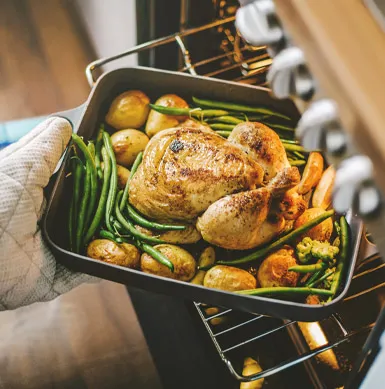 Si no eres de las personas que les gusta cocinar puedes preparar varias porciones de pollo de una sola vez y en distintos formatos, por ejemplo: cocido, al horno, a la plancha, salteado en chapsui, etc, e ir distribuyéndolo durante tu semana. De esa forma, cocinarás solo 1 o 2 veces a la semana.