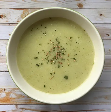 Si no tienes mucho tiempo para cocinar, los filetitos Super Pollo no solo son una excelente opción para servir con algún acompañamiento, sino que también como complemento a una crema de verduras. De esta forma tienes un almuerzo o cena, completa y saciadora. Es tan simple como agregar verduras y los filetillos a una olla, licuarlos cuando estén cocidos y listo!
