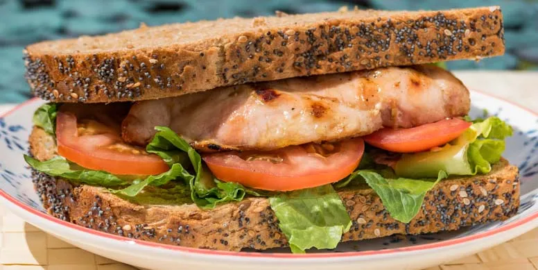 ¿Teletrabajo = ansiedad? ¡Podemos controlarlo con nuestra alimentación! Incluye colaciones entre comidas principales, idealmente altas en proteínas y fibra, para aumentar la saciedad. Por ejemplo, un sándwich de pan integral con pollo y verduras a media tarde es una excelente alternativa para continuar con la jornada.