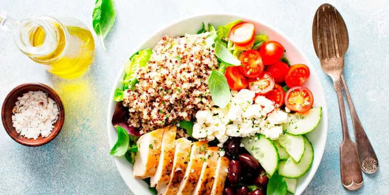 Una forma de hacer que tu plato sea saludable es distribuir las comidas de la siguiente manera: 50% Verduras, integrando la mayor cantidad de colores, 25% carbohidratos, de preferencia cereales integrales y 25% proteína, dando prioridad a las carnes blancas, pescados y legumbres.