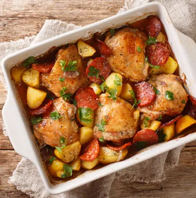 Para que el pollo de SUPER POLLO quede más jugoso, cocínalo en una fuente, incluye variadas verduras y cúbrelo con papel aluminio, de esa forma estarás ayudando a que quede una preparación más húmeda y sabrosa.