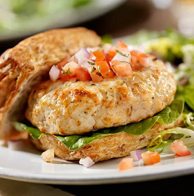 El pollo de Super Pollo se puede preparar de diferentes formas para los más pequeños de la casa: puedes molerlo en una procesadora y hacer albóndigas o hamburguesas. Para los niños puedes hacer deditos de pollo, agregando una capa de avena molida y hornearlos.