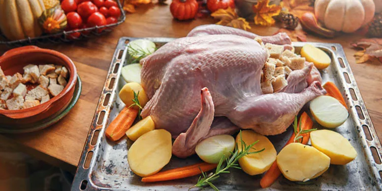 Si hiciste porciones extras de pollo y no quieres repetir el plato, puedes congelarlo ya cocido por un período de hasta 3 meses. Sólo debes preocuparte de rotular la fecha en el envase y, cuando lo vuelvas a utilizar, preocúpate de descongelarlo con 1 día de anticipación.
