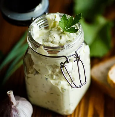 Otra super idea para incluir en tu desayuno son las pastas de pollo,  fáciles, ricas y llenas de proteínas para partir y terminar tu día. Puedes preparar distintas versiones para cada día: Pasta de pollo pimentón, pasta de pollo y palta, otra con pollo, yogurt y albahaca. ¡Las opciones son infinitas!