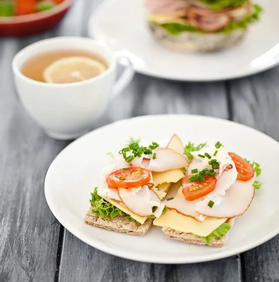 Si estás acostumbrado a desayunar antes de partir tu día, procura que tu desayuno sea completo para tener la energía suficiente. Incluye proteínas, como por ejemplo jamón de pechuga de pollo, yogurt o leche, junto con carbohidratos que pueden ser, pan, avena o cereales, idealmente integrales.