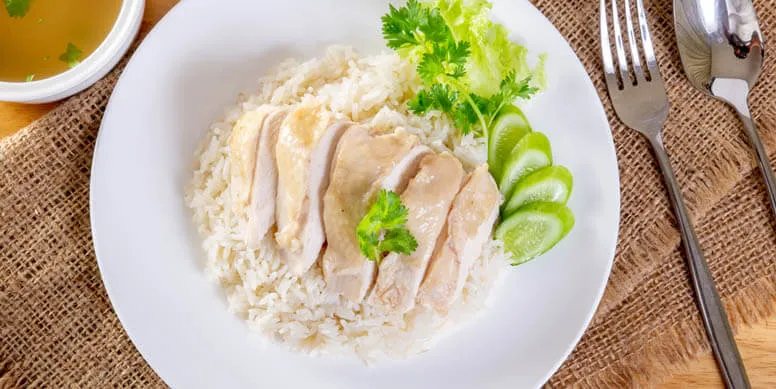¿Te ha pasado que te han indicado dieta blanda? Por lo general, esta indicación se refiere a una dieta “liviana” lo que significa que hay que consumir alimentos bajos en grasas saturadas y fibra, nada que pueda generar mucha pesadez, inflamación e hinchazón. Dentro de las opciones proteicas, el pollo es la mejor alternativa. Es fácil y rápido de preparar, además de versátil, es muy fácil combinarlo con otras preparaciones.