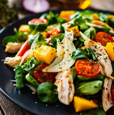 Empezaron los días de calor y, con ellos, las ganas de comer preparaciones más fresquitas. Para eso, el pollo de Super Pollo es perfecto, ya que lo podemos agregar a una ensalada y comerlo frío sin ningún problema, como también en una rica ensalada césar o en unos wraps.