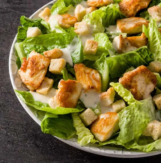 En esta época de fin de año, una de las característica es que empezamos a salir más, más junta con amigos, salidas al mall, etc. Y una de las cosas que esto conlleva es alimentarnos de forma no tan saludable, y con ello, la tan molesta hinchazón. Para evitarla, integra más frutas, verduras y agua a tu día, además de eso, alimentos bajos en grasas saturadas. Por ejemplo, puedes hacer una rica ensalada césar de pollo con los cubitos de Super Pollo.