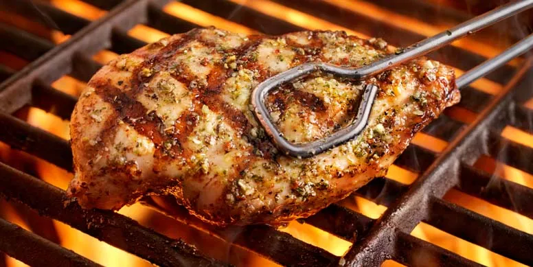 Esta época de primavera–verano es la preferida de muchos, ya que empiezan las juntas con familia y amigos y, con ello, no quedan fuera los asados. Para estos, el pollo de Super Pollo siempre es una excelente opción para agregar a la parrilla acompañados de unas ricas ensaladas para hacer un plato más liviano.