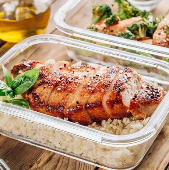 Para aprovechar al máximo los nutrientes de tus alimentos, evita cocinar de más y calentar tus comidas muchas veces. De esta forma pierde nutrientes y también humedad, lo que muchas veces nos lleva a acompañar alimentos saludables, con otros altos en grasas.