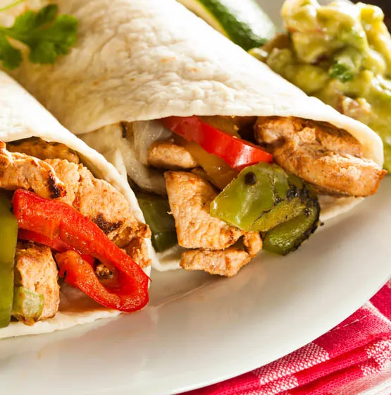 Si tienes una junta con amigos y no sabes qué preparar, unas ricas fajitas de pollo son una súper opción ya que puedes agregar los ingredientes que tú quieras y, dentro de ellos, incluir pollo ya que es bajo en grasa, por lo que no sentirás sensación de pesadez luego de esa entretenida noche.