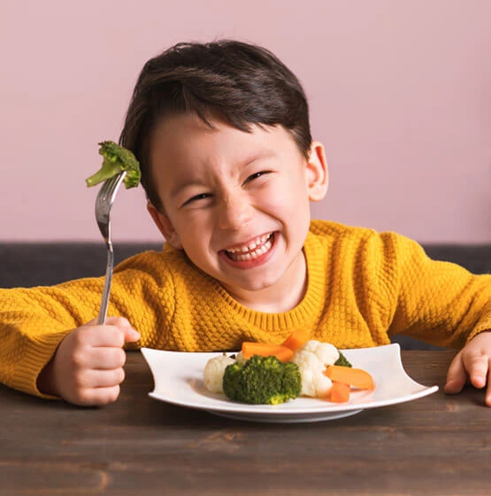 Si a tu hijo no le gustan las verduras, no te rindas tan fácil, hay muchas opciones para prepararlas, puede ser como ensaladas, grilladas, asadas, salteadas, en guisos, en puré, etc. Lo importante es buscar un buen acompañamiento como unos ricos filetitos de pollo a la plancha.