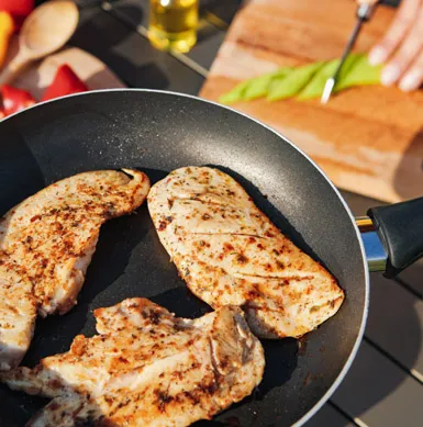 Una forma fácil de ordenar tus comidas es realizando un menú, puede ser semanal o mensual, dependiendo de lo que te acomode, de esa forma podrás calcular mejor la cantidad de alimentos que vas a utilizar y no se perderán tan fácil. Recuerda que debes incluir carnes blancas, como el pollo, 2 veces a la semana. Puedes aprovechar los filetitos de pollo que no necesitan descongelarse para preparar, y no se pegan entre ellos, por lo que puedes sacar de la bolsa sólo lo que vas a utilizar y guardar el resto para otra ocasión.