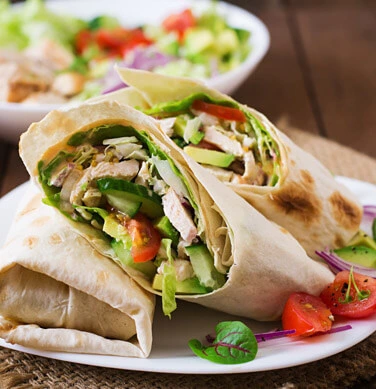Si quieres hacer una junta con tus amigos y necesitas preparar algo para comer, puedes hacer mini fajitas de pollo. Son súper ricas, fáciles y rápidas de hacer, sobretodo si utilizas tiritas de pollo frescas, que vienen en un formato de 350 grs, por lo que son muy prácticas y convenientes.