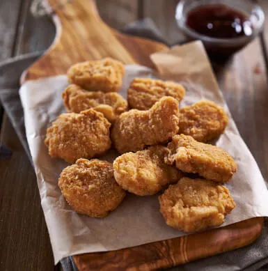 ¿Te gustan los nuggets? Para disfrutarlos de una manera sana, prepáralos al horno o en una freidora de aire y prepara distintas salsas como por ejemplo yogurt con cilantro, ketchup casero o dip de palta.