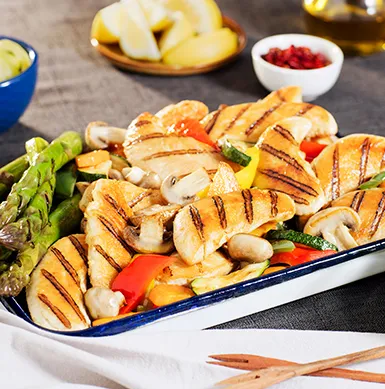 El pollo de SUPER POLLO es un excelente alimento para nuestro cuerpo, es bajo en grasas y calorías, también es alto en proteínas y nutrientes esenciales. ¡Además es un alimento muy versátil que se puede preparar en múltiples recetas!