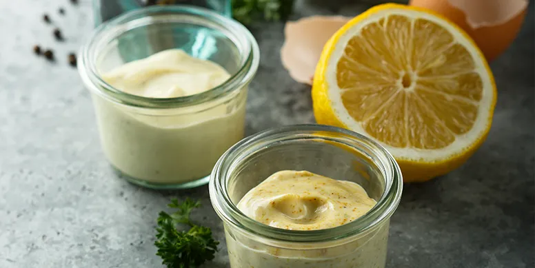 Es recomendable utilizar aderezos y condimentos magros (bajos en grasa) que otorguen mejor textura y sabor a la preparación final, como es el caso del jugo de limón y la mostaza. De este modo, no aumentamos innecesariamente su aporte calórico.