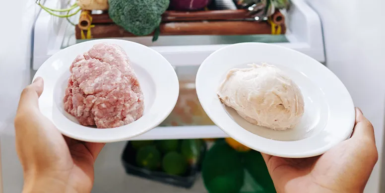 En épocas de altas temperaturas el riesgo de descomposición de las carnes es aún mayor. Por eso, recuerda mantener su cadena de frío, idealmente congeladas o, en su defecto, en el refrigerador, pero ojo, en este último ¡no más de 2 días!