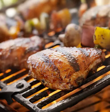 ¿Asado con amigos? Por supuesto que el pollo no puede faltar. Para la parrilla, los cortes con hueso son la mejor alternativa, pero si no conseguiste, puedes usar pechuga de pollo deshuesada y rellenarla con verduras de tu preferencia, puede ser tomate y queso, así aportará humedad y el pollo no quedará seco.