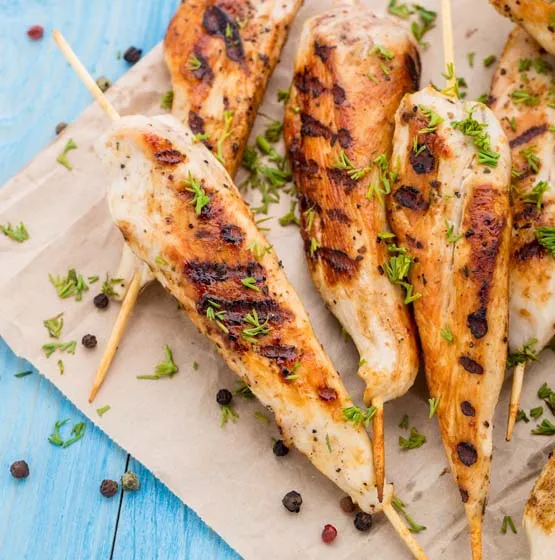 Una buena idea para preparar un picoteo saludable y saciador son las tiritas frescas de 350 grs de Super Pollo. Las puede cocinar al horno y hacer una rica salsa de cilantro. Esto es un snack rico, saludable y saciador, con esto evitarás comer de más.