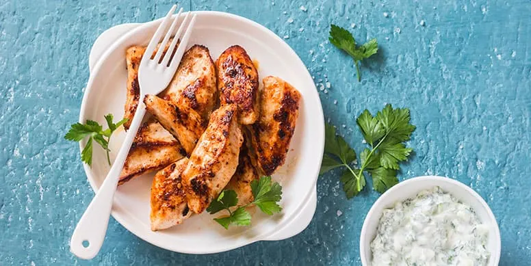 ¿No puedes parar con el picoteo mientras trabajas en casa? ¡Organízalo! Establece un horario de “picoteo saludable” dentro de tus comidas habituales. Preparar unas tiritas de pollo y ponerlas en un recipiente y una salsa de yogurt es una excelente opción y muy saludable tanto para el picoteo nocturno o de media tarde.