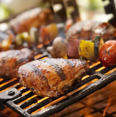 Las Fiestas patrias se caracteriza por abundantes cantidades de comida, no es necesario evitarlas, sólo debes comer porciones indicadas y tratar de escoger las mejores alternativas. El pollo es un clásico de la parrilla y para realzar su sabor, se cocina con piel. Retirar esta parte al momento de servir, ayudará a disminuir el aporte calórico de tu plato y poder disfrutar otros alimentos.
