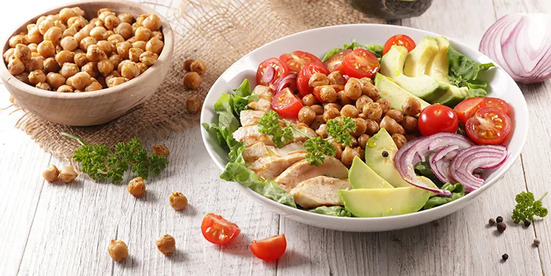 El pollo Super Pollo es un alimento muy versátil, el cual se puede acompañar con diversos sabores, incluso legumbres. Algo tan simple como filetitos de pollo salteados acompañados con una ensalada de garbanzos, es una comida llena de energía y nutrientes.
