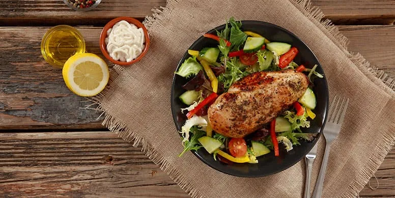 El consumo de pollo puede prevenir o tratar anemias por falta de hierro, ya que nos entrega un aporte importante de este mineral. Potencia su absorción combinándolo con Vitamina C, por ejemplo, incluyendo el pollo en ensaladas aderezadas con jugo de limón o combinándolo en tus preparaciones con pimentón como un rico sándwich de ave pimiento.