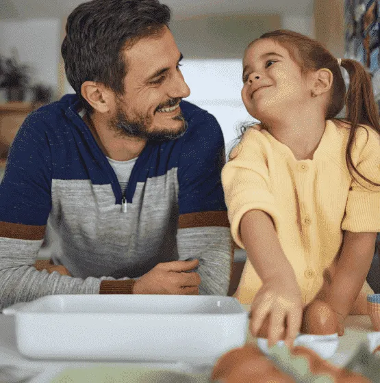 Haz participar a tu/s hijo/s en la cocina. Planifica el menú de la semana en conjunto, a modo de que se sienta/n incluidos en las decisiones y motivarlos a consumir más alimentos nutritivos. Pueden acompañarte a preparar una ricas albóndigas de pollo.