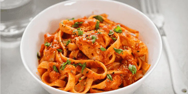 ¿Necesitas que tu hijo/a coma más verduras? Una buena opción es molerlas y agregarlas a diferentes preparaciones con salsa, como una rica bolognesa preparada con pechuga de pollo picada de Super Pollo, o también en cremas de verduras para complementar el almuerzo con una rica entrada.
