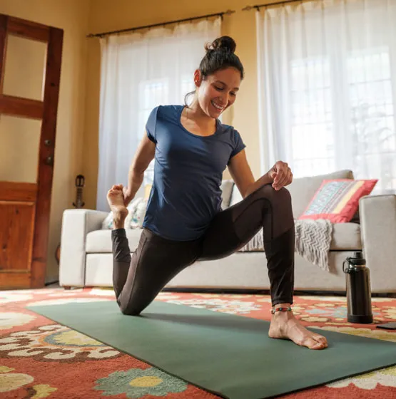 El poco movimiento que tenemos en casa puede aumentar el riesgo de obesidad, pero también de otras enfermedades como la osteoporosis y la artritis. La proteína del pollo, afortunadamente, protege contra la pérdida ósea, por ello, incluir el pollo en las jornadas de teletrabajo puede ser de gran ayuda. Sin embargo, no te olvides de complementarlo con una dosis de movimiento!