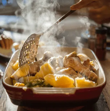 ¿Sabías que el pollo es importante para que nuestro cuerpo pueda almacenar energía y de esa forma, poder realizar nuestras actividades cotidianas? El pollo contiene fósforo, un mineral importante en la formación de moléculas que nos aportan energía día a día.