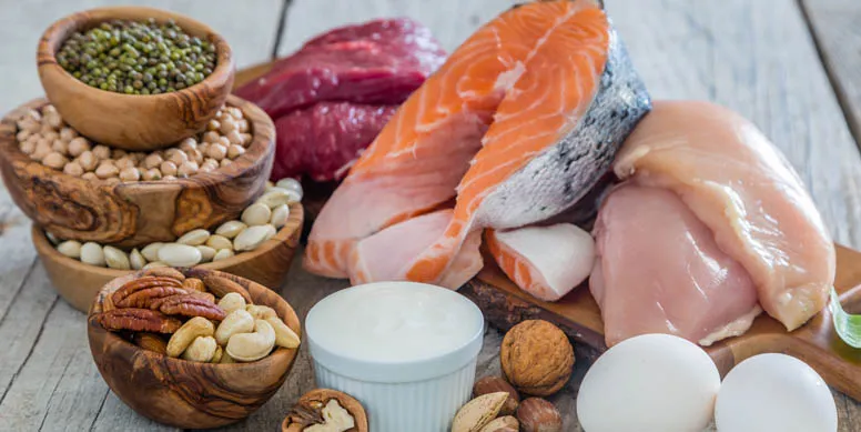 En tiempos de pandemia es muy importante el consumo de proteínas de alto valor biológico, es más, se recomienda consumirlas diariamente, alternando entre pollo, huevo, carne de vacuno extra magra, y legumbres con cereales. Recuerda que son esenciales para el adecuado funcionamiento del sistema inmunológico.