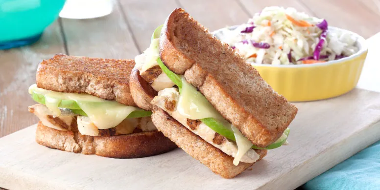 Si no tienes tiempo para almorzar, un rico sándwich con filetitos de pollo Super Pollo puede salvar tu almuerzo. Utiliza pan integral, pan pita por ejemplo, verduras como lechuga, cebolla y tomate. Cocina los filetitos de pollo a la plancha, agrega sal, pimienta y listo! Un almuerzo rico, fácil y rápido y no por eso menos saludable.