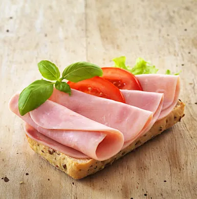 El pollo es un alimento que también puedes incluir en el desayuno, por ejemplo, agregando jamón de pechuga de pollo a tu sándwich. La porción corresponde a 1 lámina y presenta un excelente aporte proteico (aproximadamente 7 a 9 g de proteína por porción).