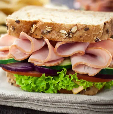 Las tardes de verano se disfrutan con un rico sándwich después de una tarde en la piscina, para hacerlo super fresco, una pechuga asada le queda perfecto, o si prefieres un poquito más de sabor, puedes elegir pechuga ahumada o acaramelada, todo depende de los ingredientes y de tus gustos!