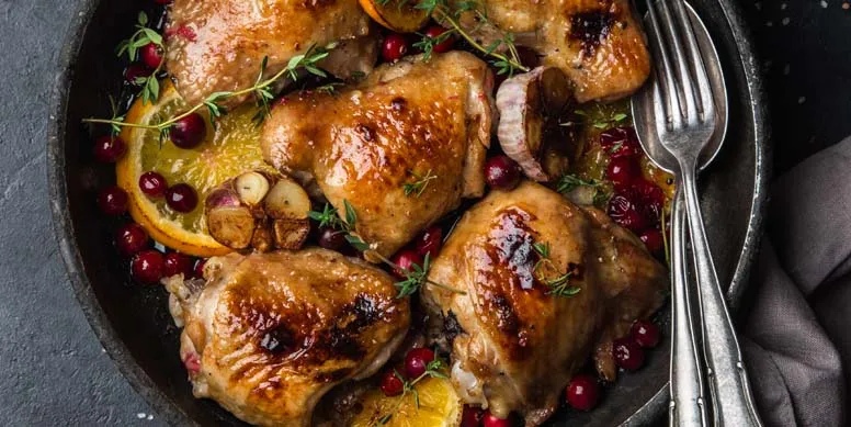 Clásico estrés de fin de año.. La cena de año nuevo y navidad. ¿No te pasa que terminas siempre preparando lo mismo? Una buena opción para variar los platos, es utilizar distintos tipos de cortes, por ejemplo, puedes utilizar pollo en tiritas, en cubitos, un trozo entero, y tan solo este detalle, le da un vuelco totalmente distinto a tu plato. Acompáñalo con verduras de distintos colores para hacer un plato más llamativo.