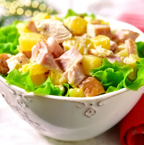 Aprovechemos el inicio del verano para comer platos con variadas frutas y verduras. Es la época del año en la que más disponibilidad tenemos, por lo mismo, es el mejor momento de innovar en la cocina y agregar muchos colores. En una ensalada, además de verduras, puedes agregar frutas, piña por ejemplo y para esto, el pollo es la mejor opción de proteína que puedes elegir ya que tiene un sabor muy versátil.