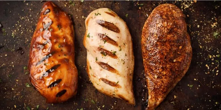 ¿Lavar o no lavar el pollo? Siempre se ha dicho que es necesario lavar el pollo antes de cocinarlo, pero hoy en día con todas las normas de calidad que existen, la carga bacteriana que tiene el pollo crudo es muy baja. Es por ello, que se recomienda NO lavarlo, ya que al lavarlo esa pequeña carga bacteriana quedaría esparcida en el resto de tu cocina. No laves el pollo, con la cocción es suficiente.