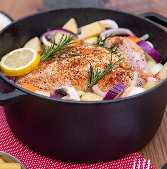 Si bien es necesario que el pollo quede bien cocido esto no significa que debe quedar seco. Agrega verduras como cebolla, zapallo italiano y champiñones a la preparación. Además, puedes aliñar previamente el pollo con mostaza y limón. De esta forma tendrás un pollo más jugoso y con un acompañamiento saludable.