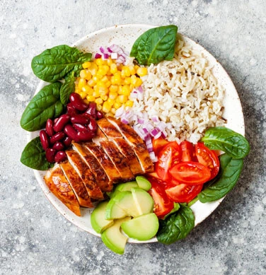 ¿Se te pasó la mañana y no preparaste almuerzo? No te preocupes, las tiritas congeladas de Super Pollo te salvarán de pedir comida, ya que no es necesario descongelarlas para prepararlas. Acompáñalas con una rica ensalada de lechuga, tomate, choclo y listo, ¡un almuerzo rápido y nutritivo!