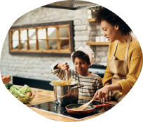 imagen madre e hijo cocinando