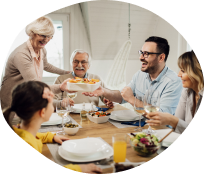 imagen familia en la mesa