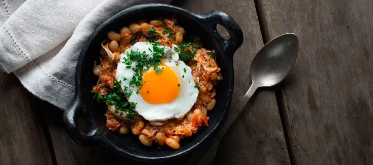 Pollo guisado con picante y porotos