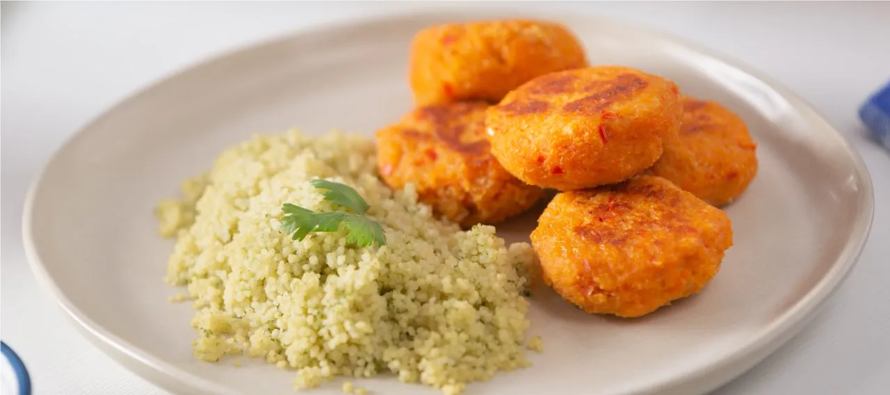 Croquetas de pollo con cous cous verde