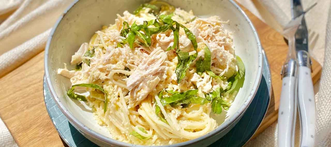 Pasta con limón, albahaca y pollo