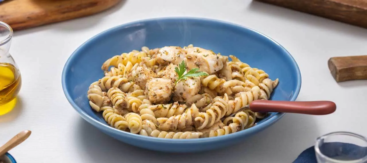 Pasta espirales con cubitos de pollo y salsa de verduras